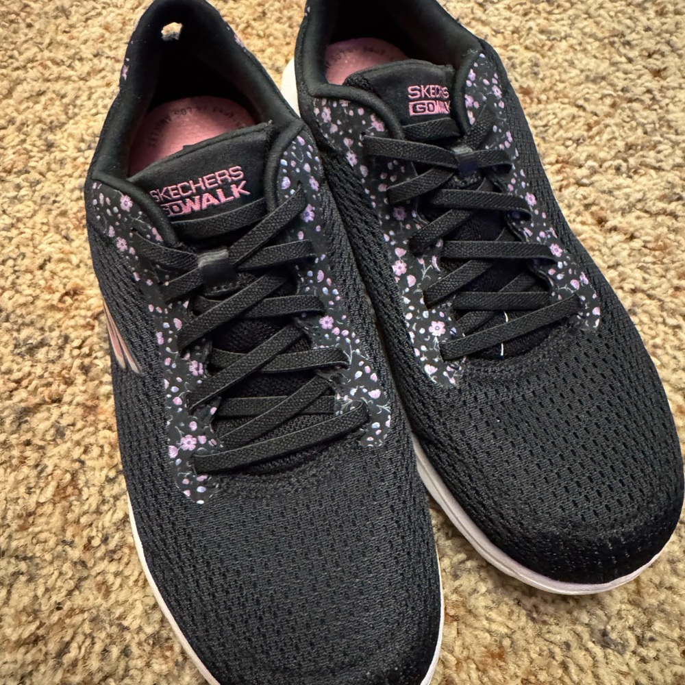 Skechers Women's Black and Pink Sneakers